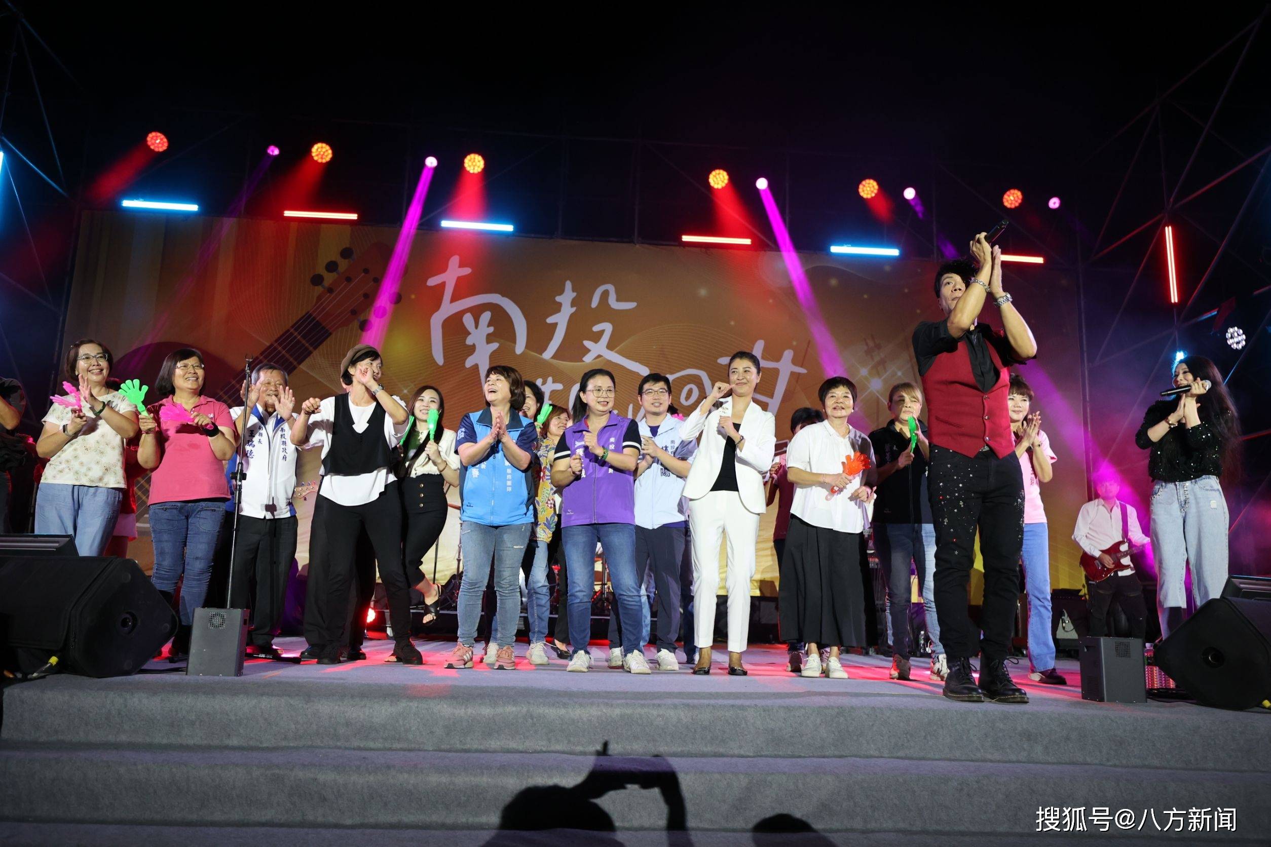 现场氛围：观众席座无虚席，气氛火热沸腾！