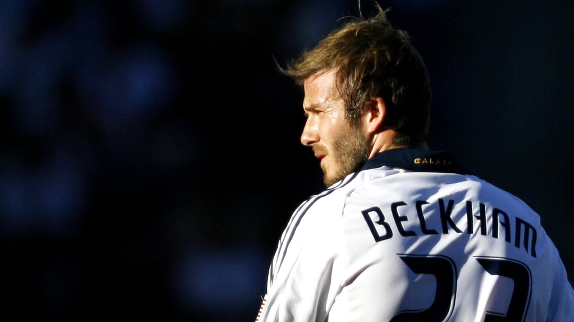 李娜主持青少年比赛颁奖仪式，青年演员李娜